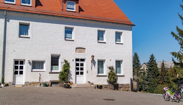Ground floor apartment for rent on a three-sided farm near the Tharandt forest