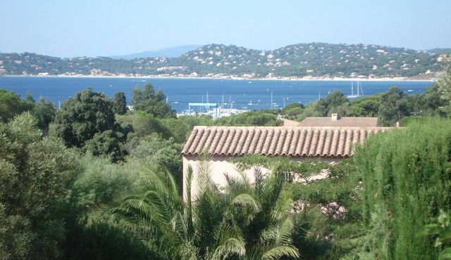 Ground floor apartment in Provencal villa 300 m from beaches by walking distance