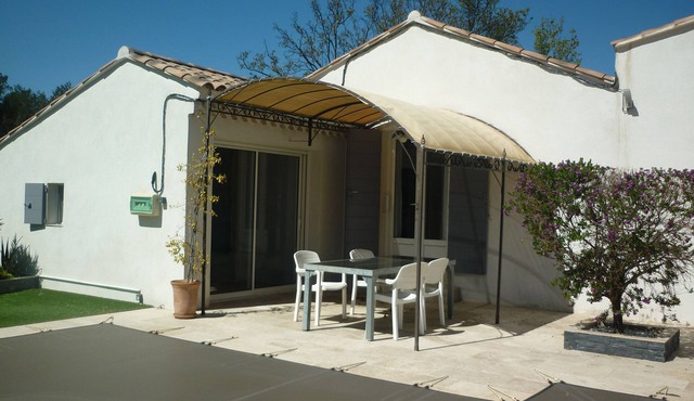Ground floor apartment facing the swimming pool, private property and parking on enclosed grounds