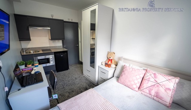 Ground floor studio near QE with free parking!