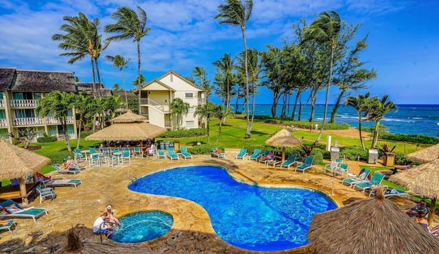 Ground-floor studio with ocean & sunrise views & AC - beachside pool & hot tub