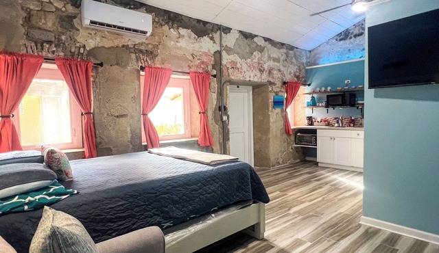 Ground floor unit With local artist mural on exterior!