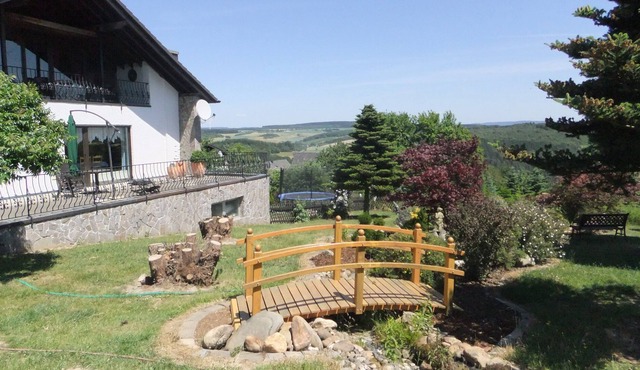 Ground level holiday apartment w/far view, idyllic location on town's edge