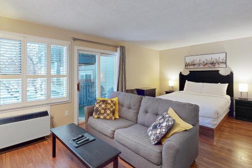 Ground Level, Mtnside w/Pool, Hot Tub, Tennis!