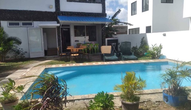 Groundfloor apartment, air-conditioned room with swimming pool close to the sea.