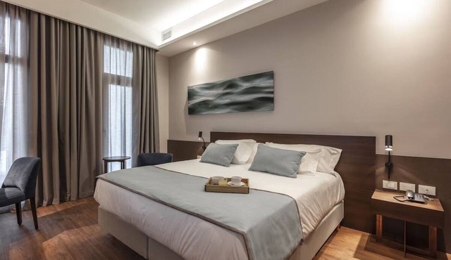 Group City Getaway! 3 Elegant Units w/Lounge Bar, Spa, & Cultural Sights!