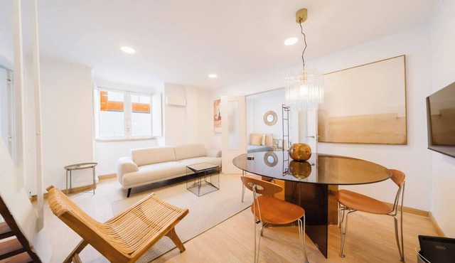 Group-Friendly 4BR Lisbon Duplex + Castle View