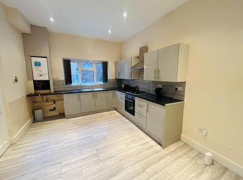 Group Friendly 5 Bedroom House Near Nottingham Train Station & Football Stadium, Self Check-In, Fast WiFi & Free On-Street Parking