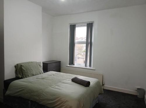 Group Friendly 5 Bedroom House in NG7 with Self Check In & Excellent Tram Connections