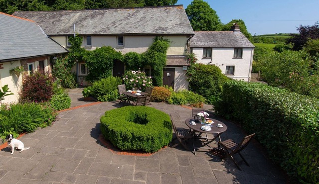 Group friendly, 6-bedroom house, sleeping 12 with onsite swimming pool