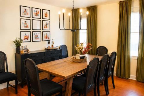 Group-friendly Beechmont retreat with backyard