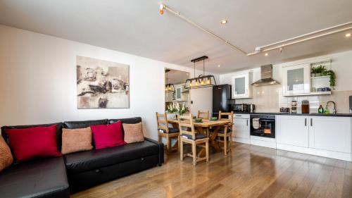Group-Friendly Flat - 3 Beds, a Sofa Bed & Parking