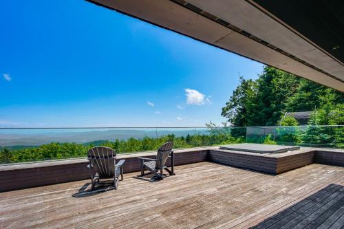 Group-Friendly Newbury Stunner: Home Gym, Hot Tub!