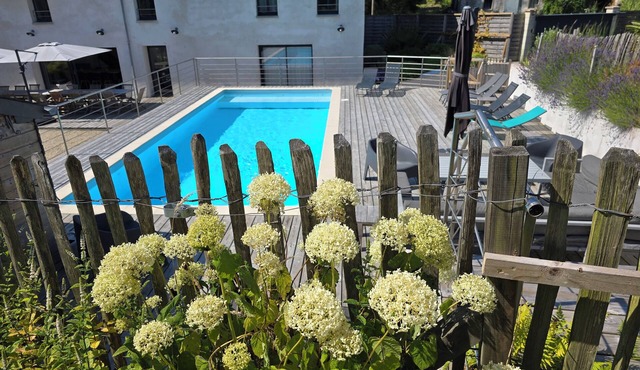 Group gîte with swimming pool and sauna between land and sea