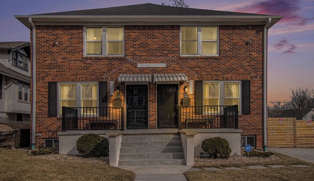 Group Stay: KingBeds l Arcade l FirePit l Yard I 5mins CWS, CHI Arena, Creighton