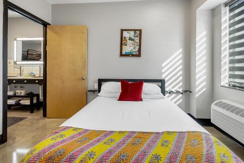Group suite near Six Flags with onsite activities