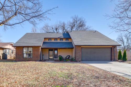 Groups Welcome, Central Location! Tulsa Gem + Yard
