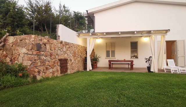 GRREN HOUSE APPARTMENT WITH GARDEN, veranda and barbecue, 1,5KM BY SEA