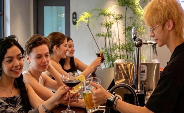 Guangzhou Desti Youth Hostel - Rainbow Bridge Metro Station-24H Reception&English Service& Cafe& Bar& Luggage Storage& Large Public Area