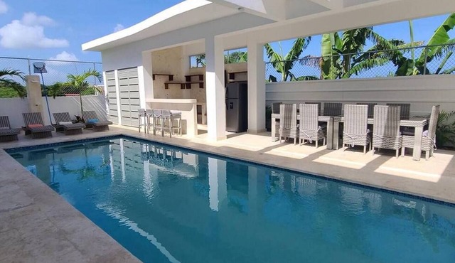 Guest-friendly 10BR/12BA Villa: Pool, Billiard, Walk to Everything