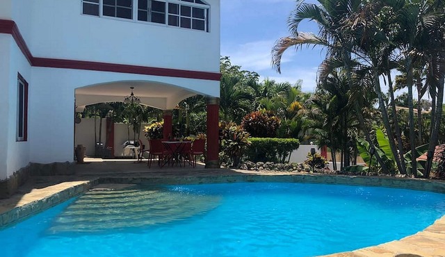 Guest-friendly 7BD villa, pool/billiard table/games, Wi-Fi/cable TV/AC/BBQ