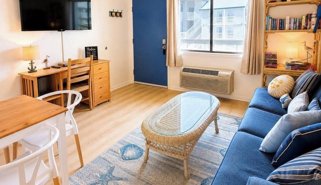 Guest House 203 - Walk to the Beach Condo in Garden City