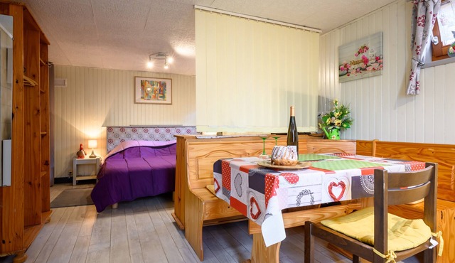 Guest Room 'La Châtelaine - Pinot Noir' with Mountain View, Shared Terrace & Wi-Fi