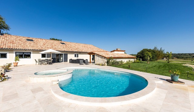 Guest Room 'Le Palmier Exotique' in Bazas with Shared Pool, Shared Terrace and Wi-Fi