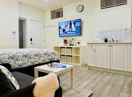 Guest Studio Perfect for 2 - Skytrain to Downtown & Airport