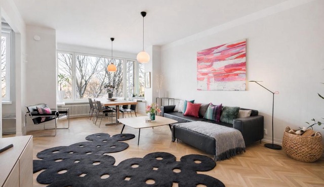 GuestFirst 100m2 Luxury Designer Gem w Sauna steps to Central Station