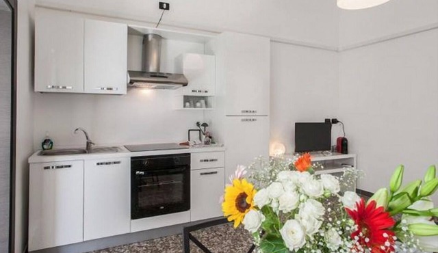 GuestHost - 11 Apt x 4 with balcony and A/C! FREE-WIFI