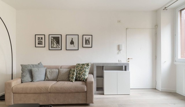 GuestHost - A bright 50 square meters apartment, perfect for four people, located on the first floor of a building with an elevator (NOT accessible to disabled guests).The property is located near the Central Station, one of the main hubs for getting aro