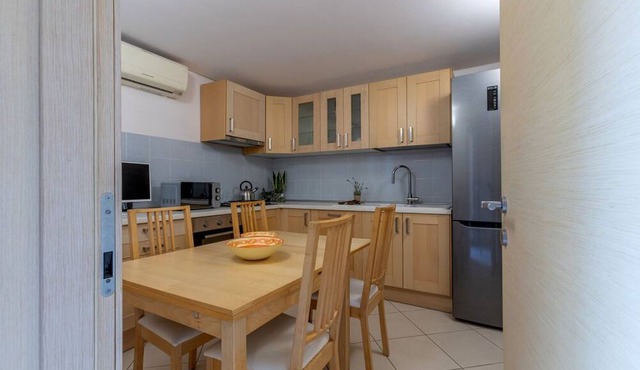 GuestHost - A comfortable and welcoming 75 square meters apartment with a large courtyard and private entrance, perfect for six people, located on the ground floor of a renovated historic building facing the canal (NOT accessible by car).The property enj