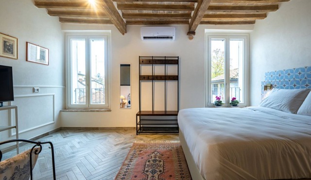 GuestHost - A refined and modern 55 sq m apartment, accommodating up to 4 people, located on the second floor of a 4-story building with an elevator.The property is located in Parma's Oltretorrente neighborhood, a quiet residential area with plenty of am