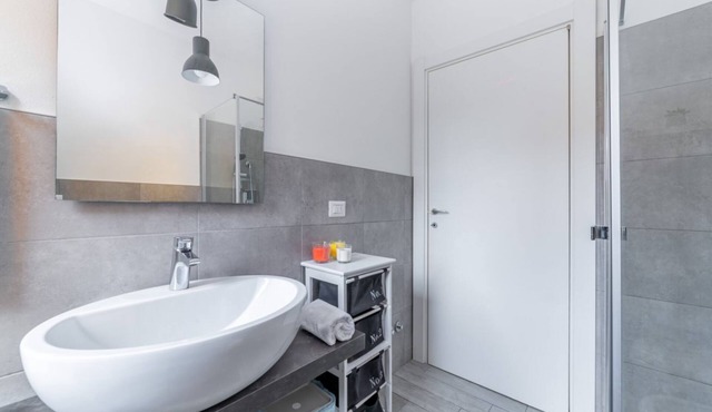 GuestHost - Apartment located on the first floor of a building with a lift (NOT suitable for the disabled).In 73 square meters of space, it comfortably accommodates 6 people with a double bedroom, a second with two single beds and a double sofa bed in th