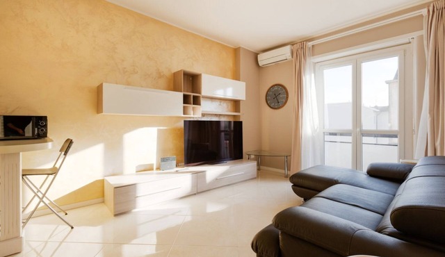 GuestHost - Bright and cozy 50 sqm apartment, capable of accommodating up to 4 people, located on the fifth floor of a building with an elevator. The accommodation is situated a 15-minute walk from Niguarda Hospital and just a few minutes' walk from Mila