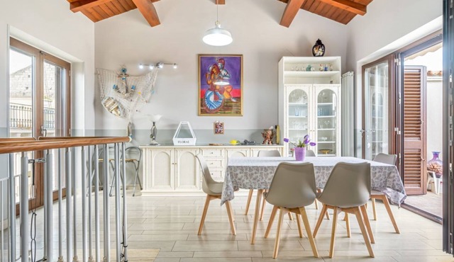 GuestHost - Bright and independent apartment of about 160 sqm, on two levels, ideal for groups of up to 6 people looking to relax.Located in a central and well-served area, the apartment is just 100 meters from the seafront, where you'll find a bike path