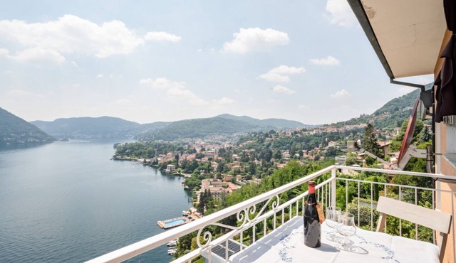 GuestHost - Bright and welcoming studio apartment located in Cernobbio in an elevated position, in a hilly and residential area of the village! The apartment boasts a truly superb lake view: you can admire a unique panorama, which ranges from the swimmin