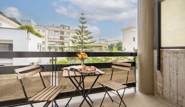 GuestHost - Bright and spacious 102 sqm apartment, perfect for 5 people, located on the first floor of a building with lift. The apartment is located just a 5-minute walk from Bari Palese station, a 17-minute walk from the renowned Title and Moretti beac