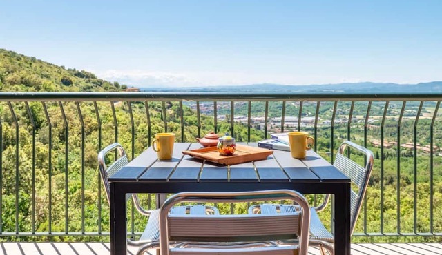 GuestHost - Bright Apartment with View Corciano