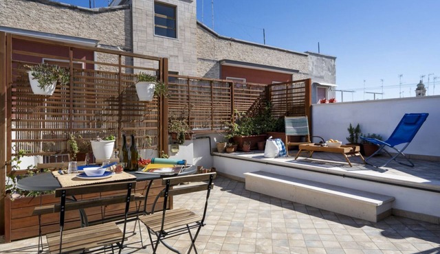 GuestHost - Bright apartment perfect for 5 people, located among the buildings typical of the center of Mola di Bari and which boasts every comfort, including two terraces with a suggestive view of the bell towers and the sea. Nestled between the charact