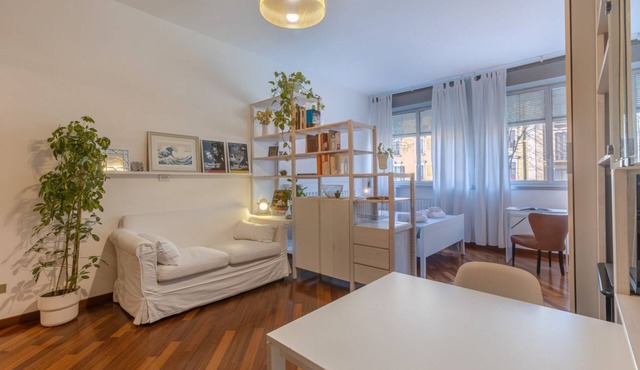 GuestHost - Bright studio apartment perfect for two people, located in a building with a garden in the Cirenaica district, an area near the center equipped with all services. Located just 20 meters from the entrance to the S.Orsola Polyclinic, it is idea
