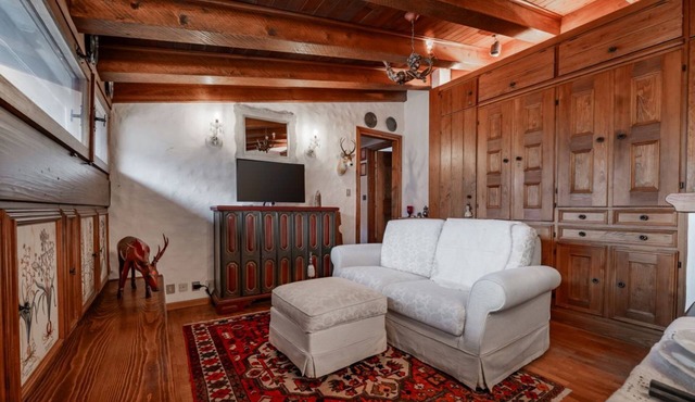 GuestHost - Charming 45 sqm apartment, with fine wooden finishes and mountain view, ideal for two guests, located on the 4th floor of a characteristic building. The property is located in the heart of Cortina, along the famous Corso Italia, a 7-minute wa