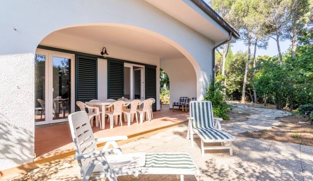 GuestHost - Charming villa of 105 sqm located on two levels, can accommodate up to 5 people. The property is located in Quercianella, surrounded by the green pine forest and the scents of the Mediterranean maquis. Just 800 meters from the sea!The propert