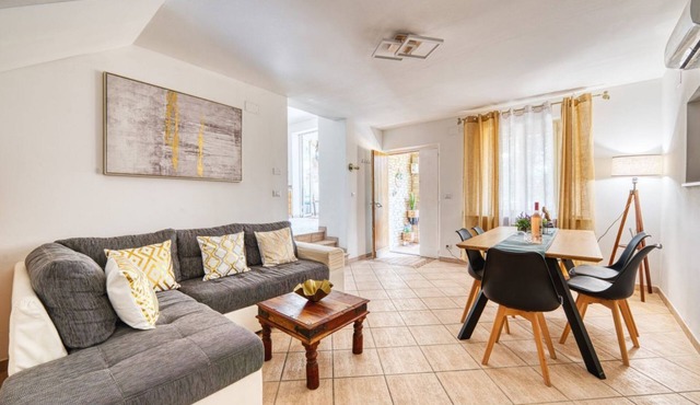 GuestHost - Charming 100 sqm apartment, perfect for 6 people and ideal for families, spread over two levels and located on the mezzanine floor of a building without an elevator.The property is located in Castelnuovo, a town immersed in the green Umbrian