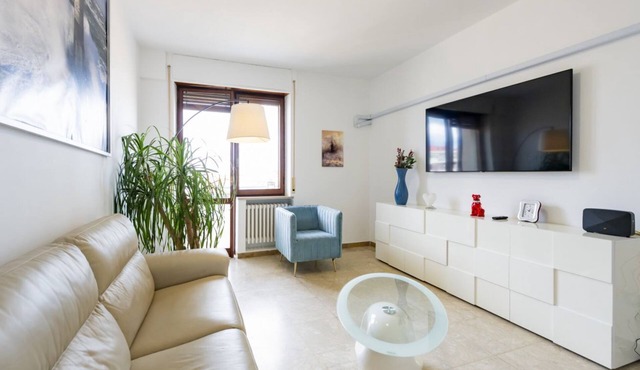 GuestHost - Charming 60 sqm apartment, perfect for two guests or couple with children, located on the sixth floor of a centrally located building (with elevator NOT suitable for guests with disabilities).The property is located on Pescara’s main avenue
