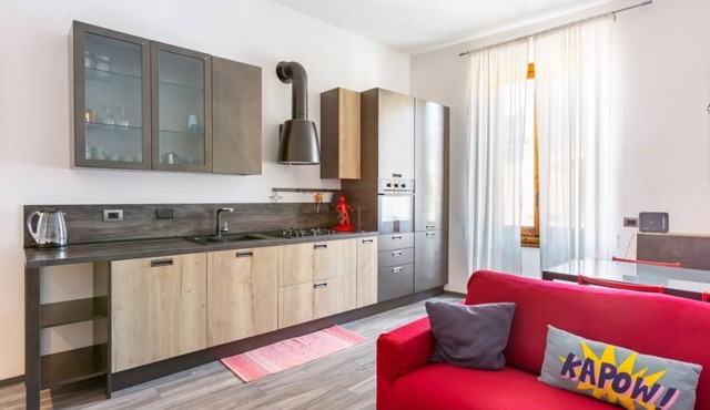 GuestHost - Charming 70 sqm flat, ideal for 3 people, located on the first floor of a building without a lift.The property is located in the Gavinana district, south-east of the center of Florence, along the left bank of the Arno. The area is full of ser