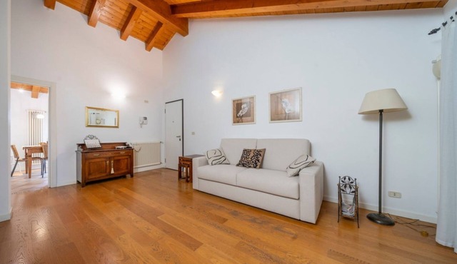 GuestHost - Charming apartment of about 90 sqm, able to accommodate up to 6 people, located on the second floor of a building without a lift.The property is located within the walls of Palmanova, the famous fortress-city in the shape of a nine-pointed st