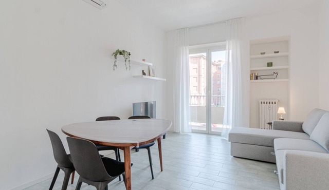 GuestHost - Charming apartment of about 85 square meters, able to accommodate up to 6 people, located on the second floor of a building with a lift (a few steps to access it).The property is located in a residential area, quiet and well-stocked with all