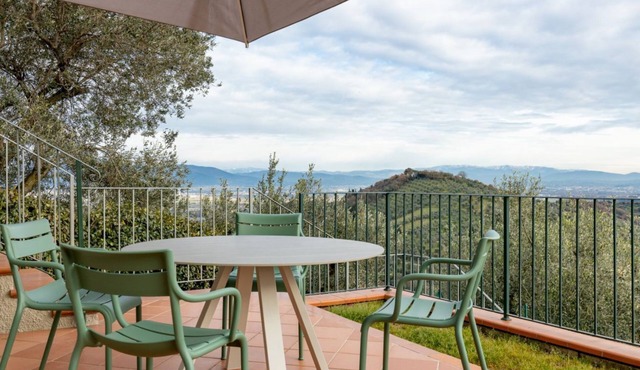 GuestHost - Charming apartment of about 45 square meters, perfect for 2 people, located on the ground floor of a building (presence of a step in the entrance door).The property is located a few steps from the Rocca di Carmignano, immersed in the splendid